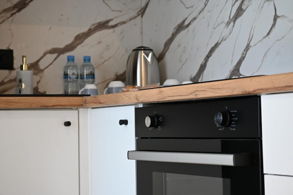 Coffee/tea facilities, Kitchen or kitchenette, minibar, oven, stove