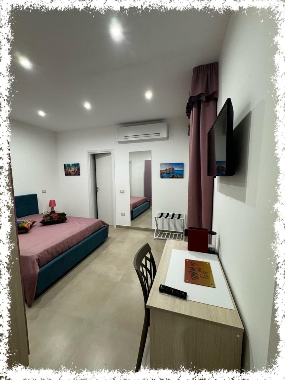 Bed, TV and multimedia, Photo of the whole room, Seating area, Bedroom