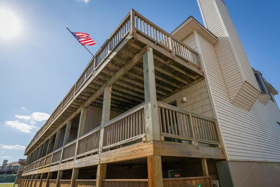 Property building, Day, Balcony/Terrace