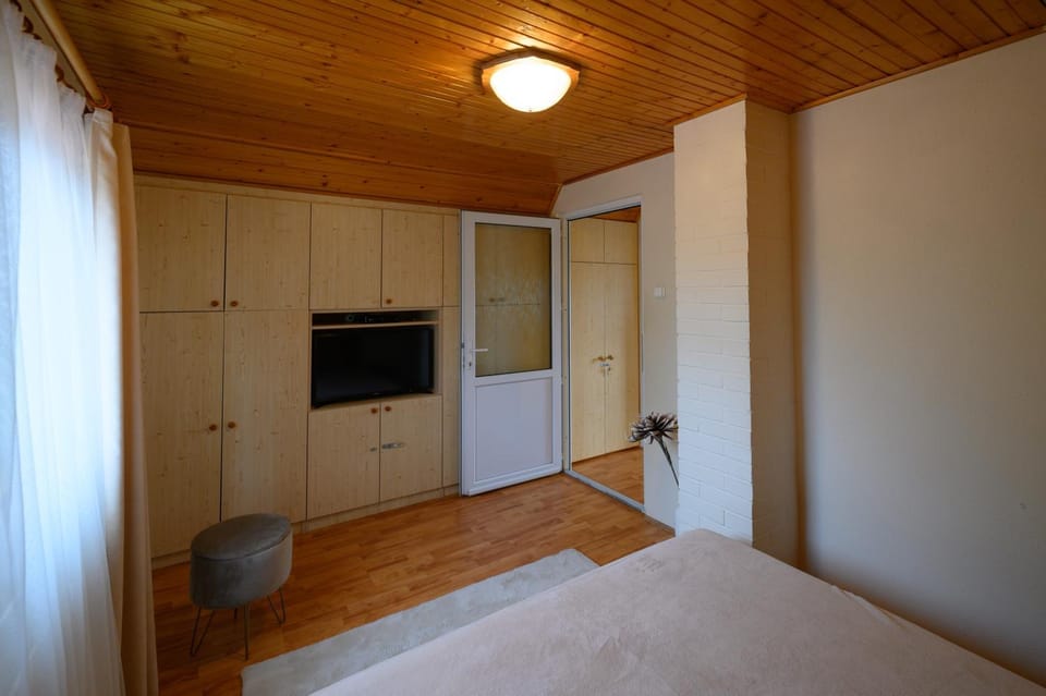 Bed, TV and multimedia, Bedroom, wardrobe