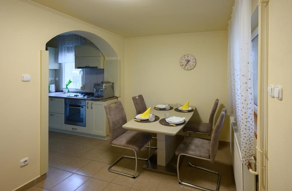 Kitchen or kitchenette, Dining area, stove