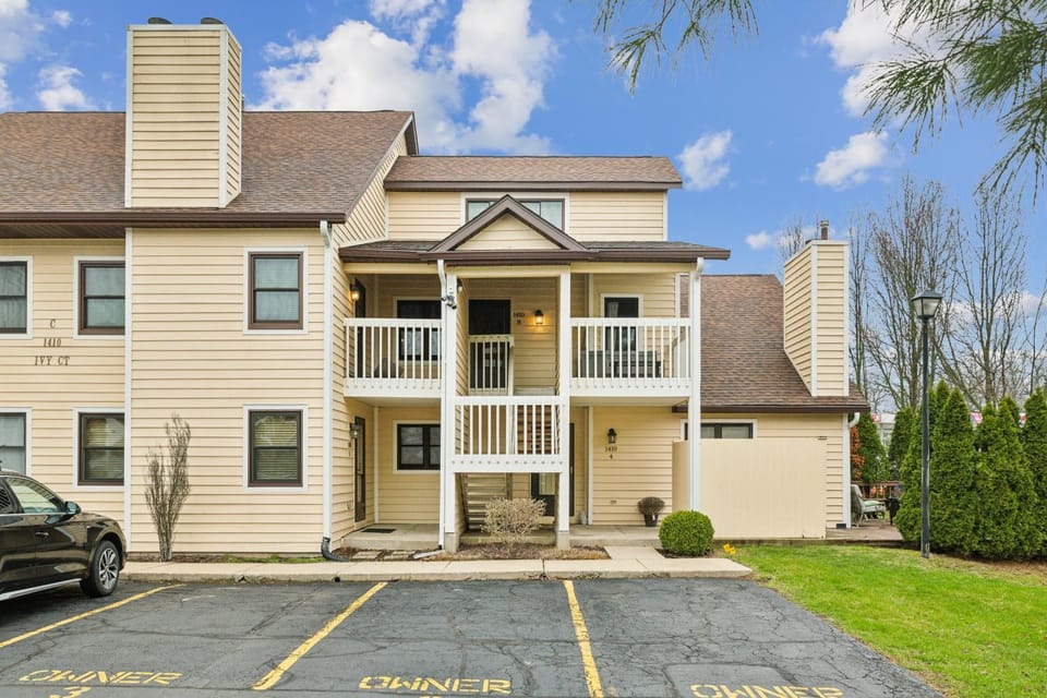 Stylish Notre Dame Condo - Sleeps 6 condo Apartment in South Bend