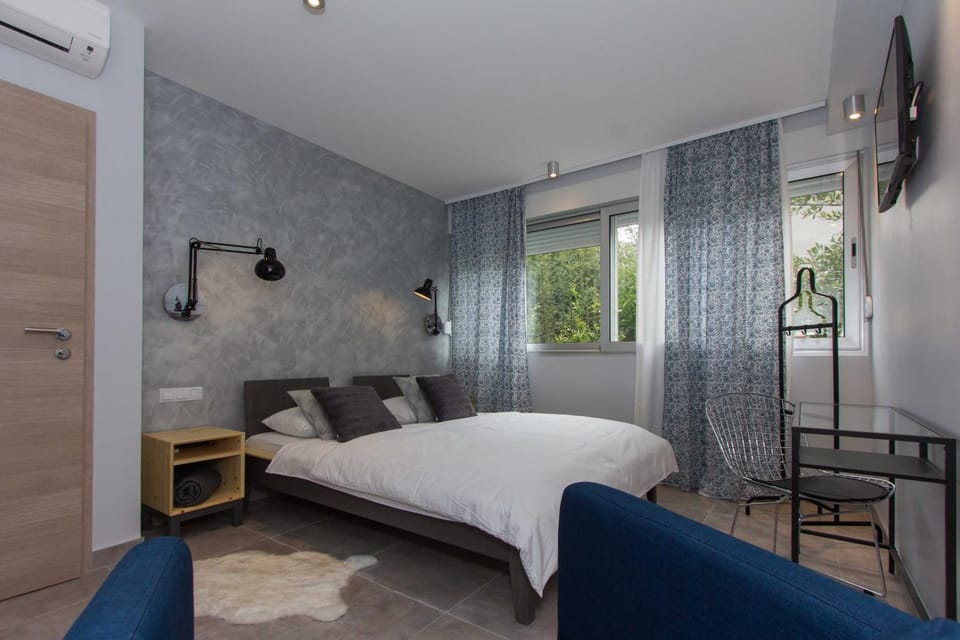 Shower, Property building, Bed, Bathroom, TV and multimedia, Other, Photo of the whole room, Decorative detail, Decorative detail, Seating area, Bedroom, Garden view