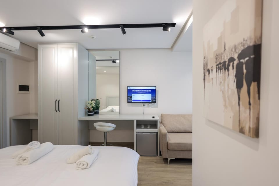 Bed, TV and multimedia, Seating area, Bedroom