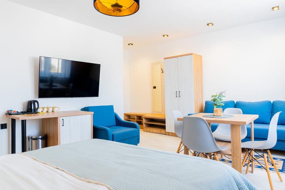 Bed, TV and multimedia, Photo of the whole room