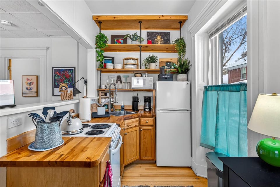 Kitchen or kitchenette, oven