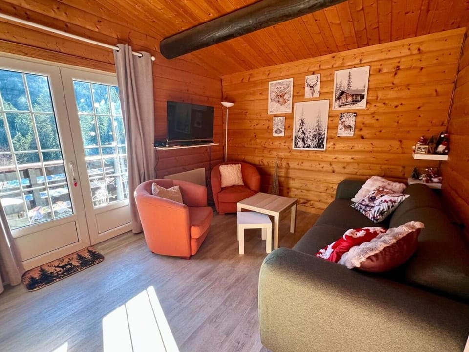 Communal lounge/ TV room, TV and multimedia, Living room, Seating area