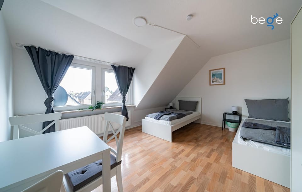 Bed, TV and multimedia, Photo of the whole room, Seating area, Bedroom