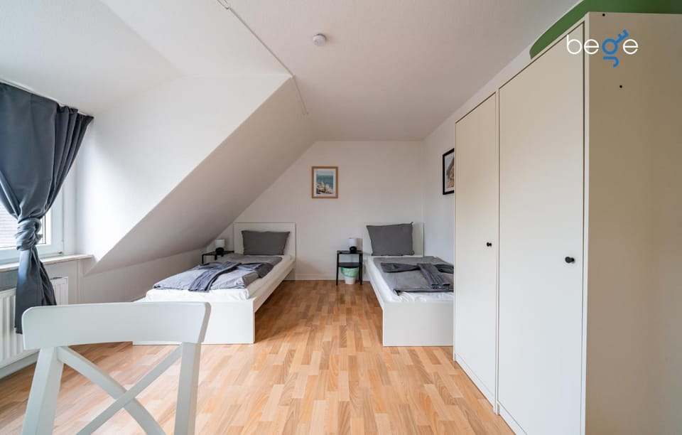 Bed, TV and multimedia, Photo of the whole room, Seating area, Bedroom