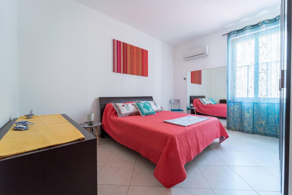 Bed, Photo of the whole room, Seating area, Bedroom, towels, air conditioner