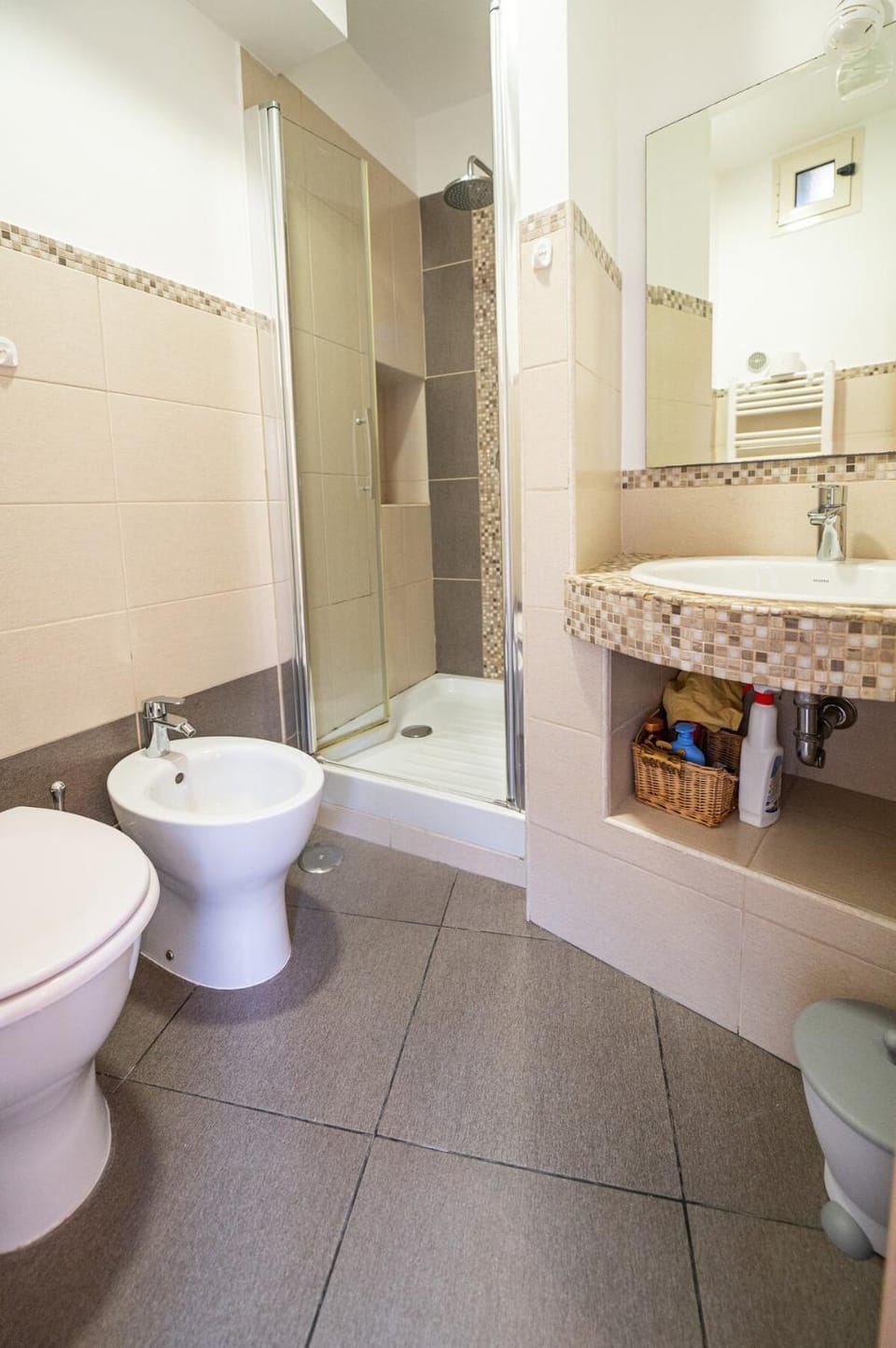 Shower, Toilet, Bathroom, bidet, towels