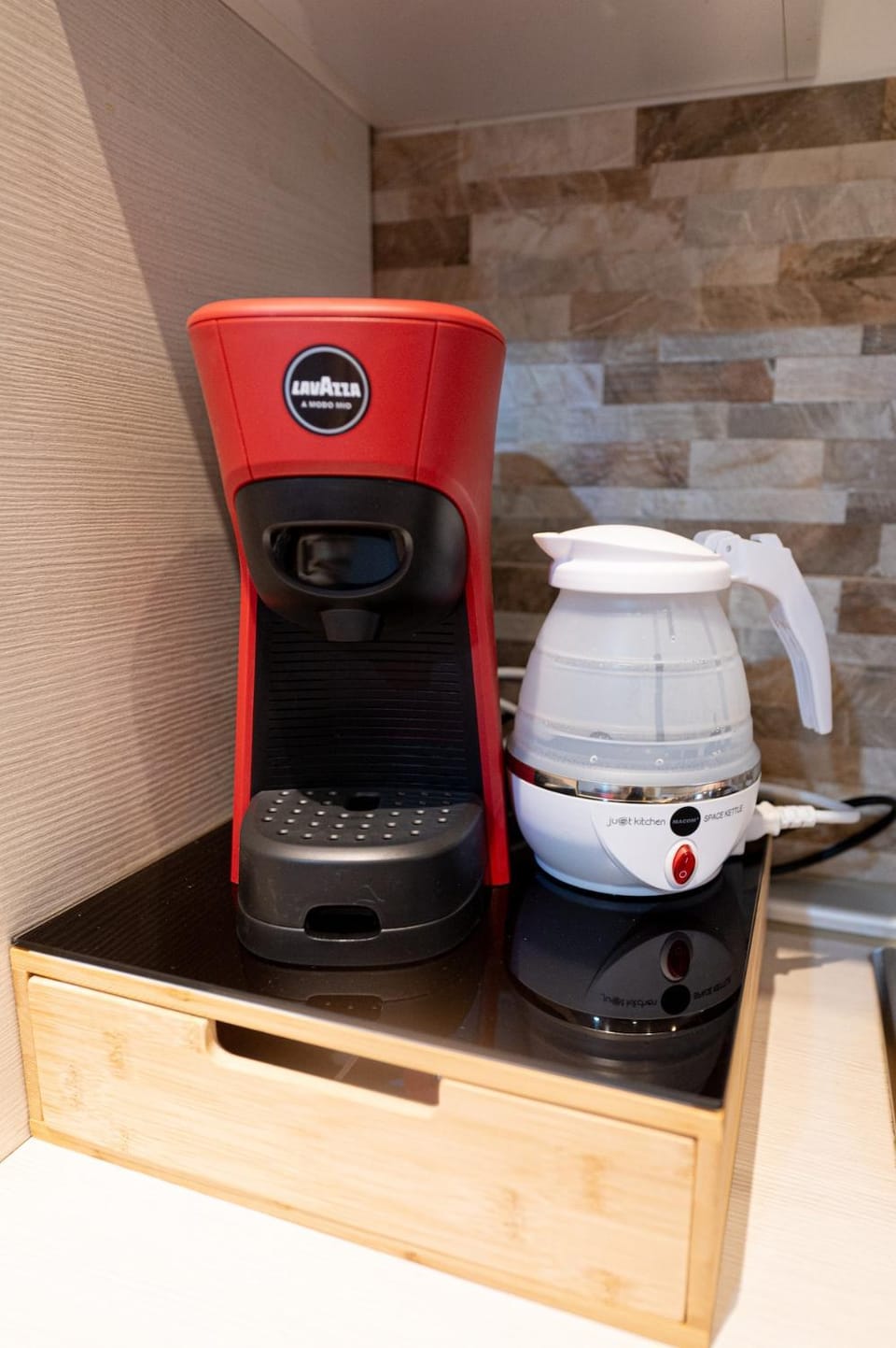 Coffee/tea facilities, Kitchen or kitchenette