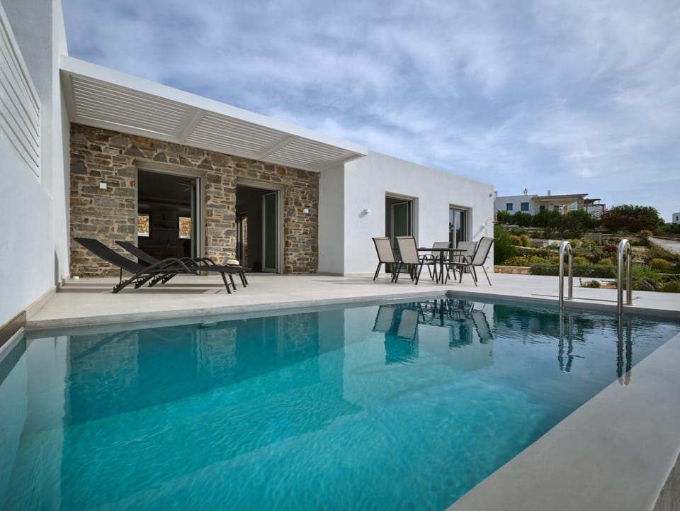 Property building, Swimming pool, Swimming pool, sunbed