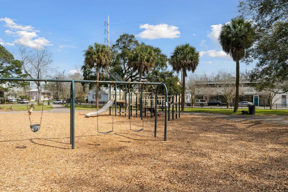 1BDR with Backyard Park Side Pet-friendly Apartment in Savannah