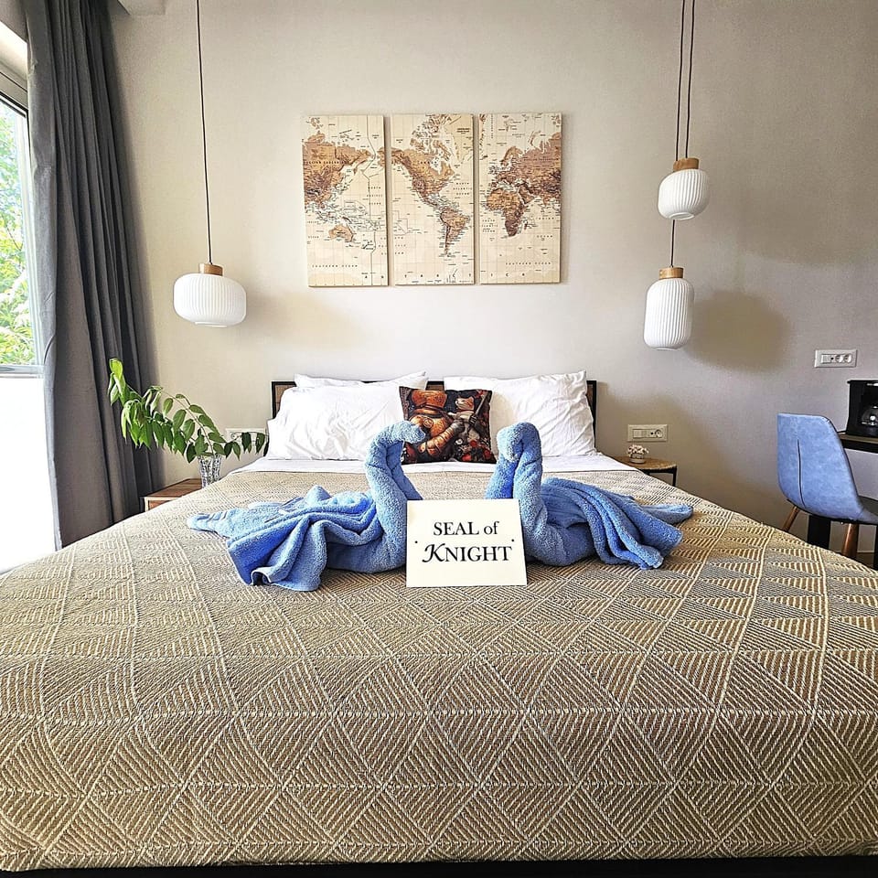 Bed, towels
