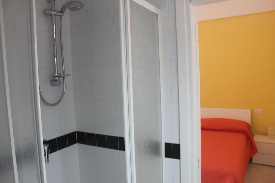 Shower, Bed, Bathroom, Photo of the whole room, Bedroom