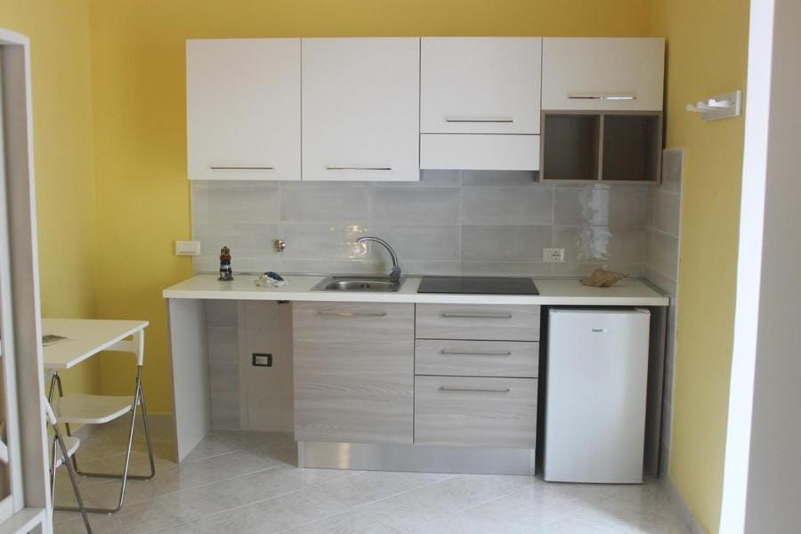 Kitchen or kitchenette, Dining area, stove