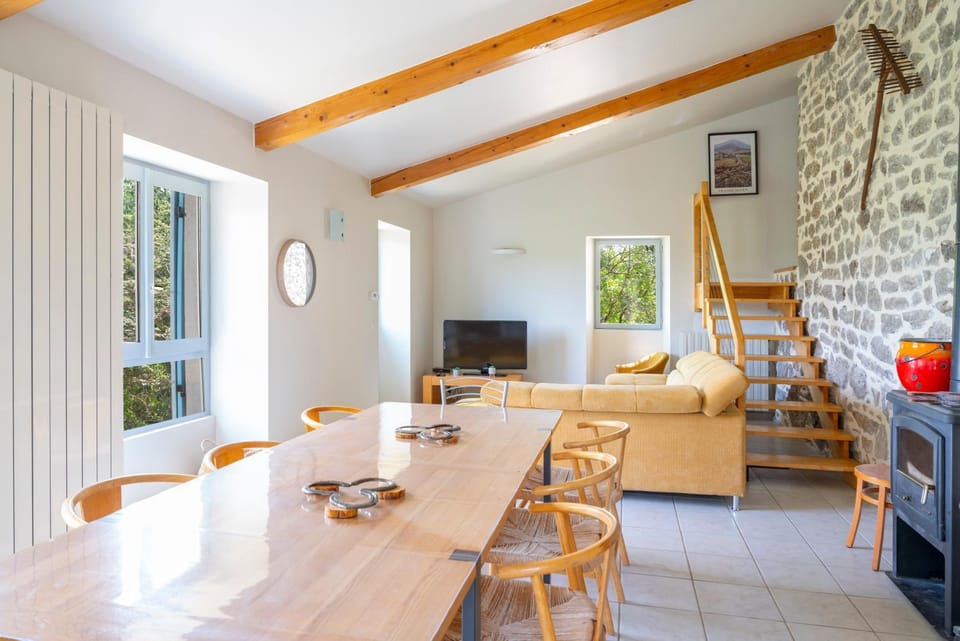 TV and multimedia, Living room, Seating area, Dining area