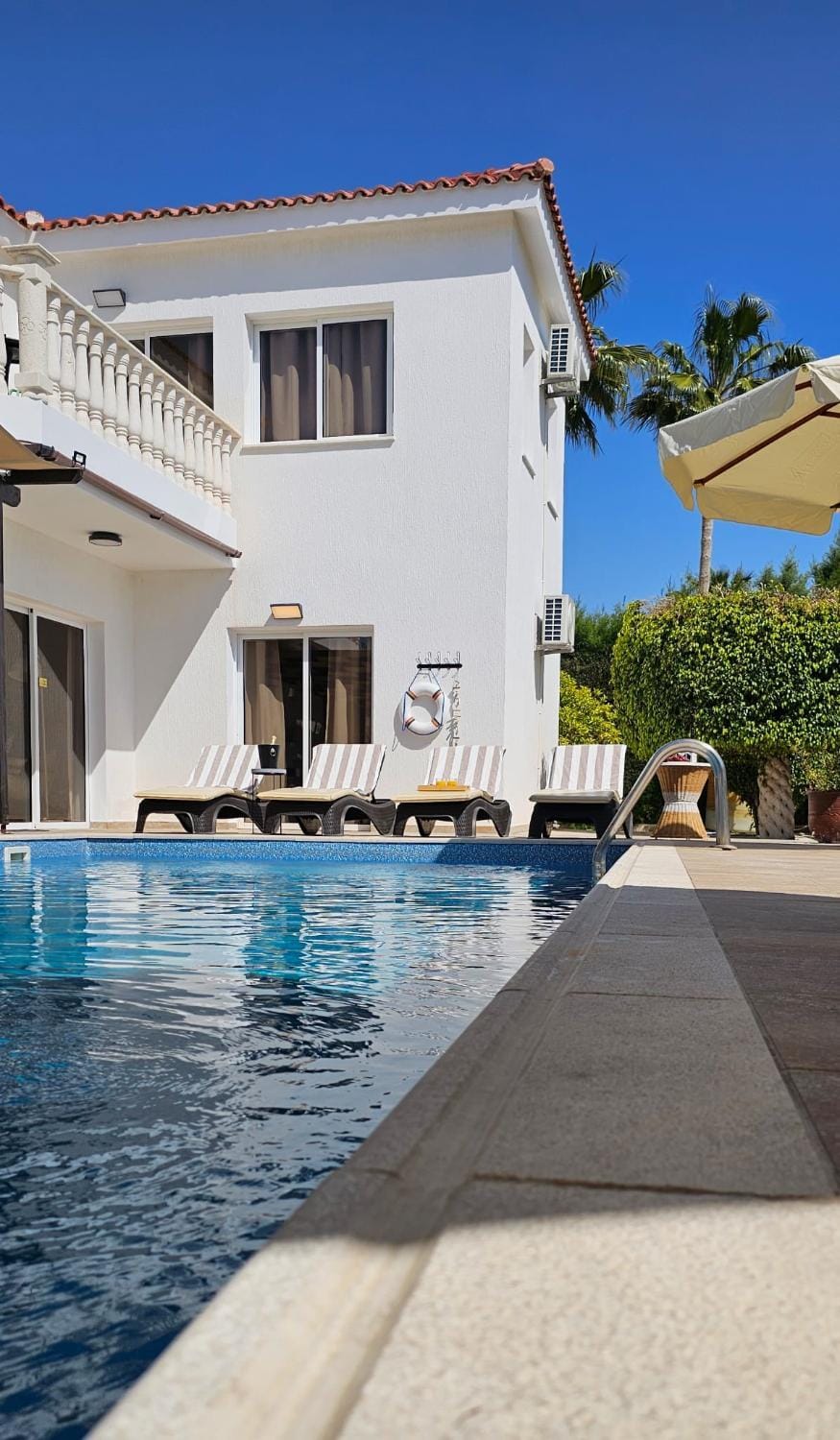 Pool view, Swimming pool, sunbed