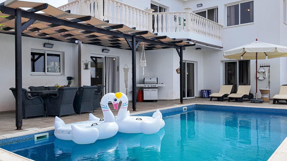 BBQ facilities, Dining area, Swimming pool