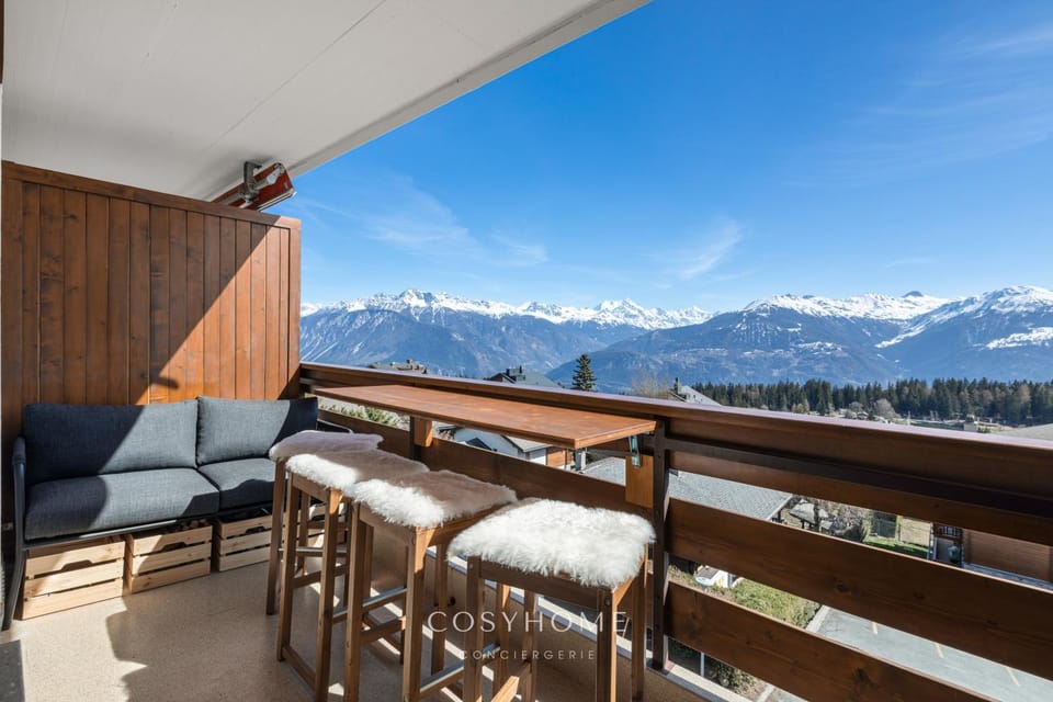 Day, Natural landscape, View (from property/room), Balcony/Terrace, Dining area, Mountain view
