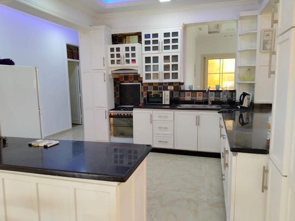 Kitchen or kitchenette, Dining area, minibar, stove