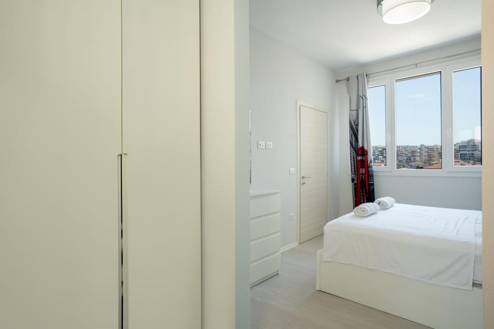 Photo of the whole room, wardrobe