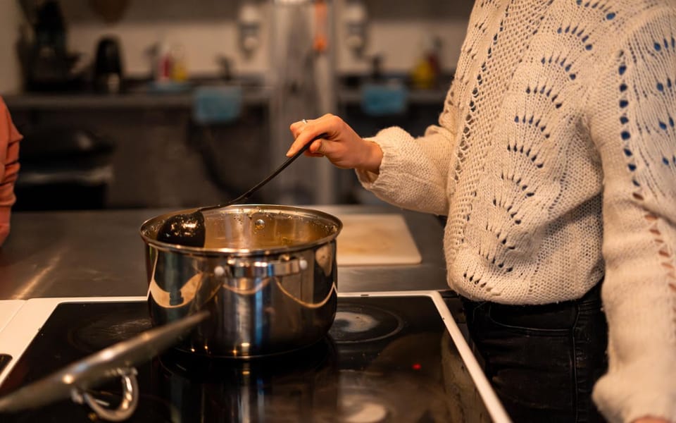 Coffee/tea facilities, Kitchen or kitchenette, stove