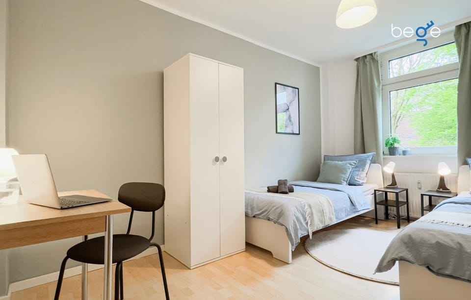 Seating area, Bedroom, wardrobe