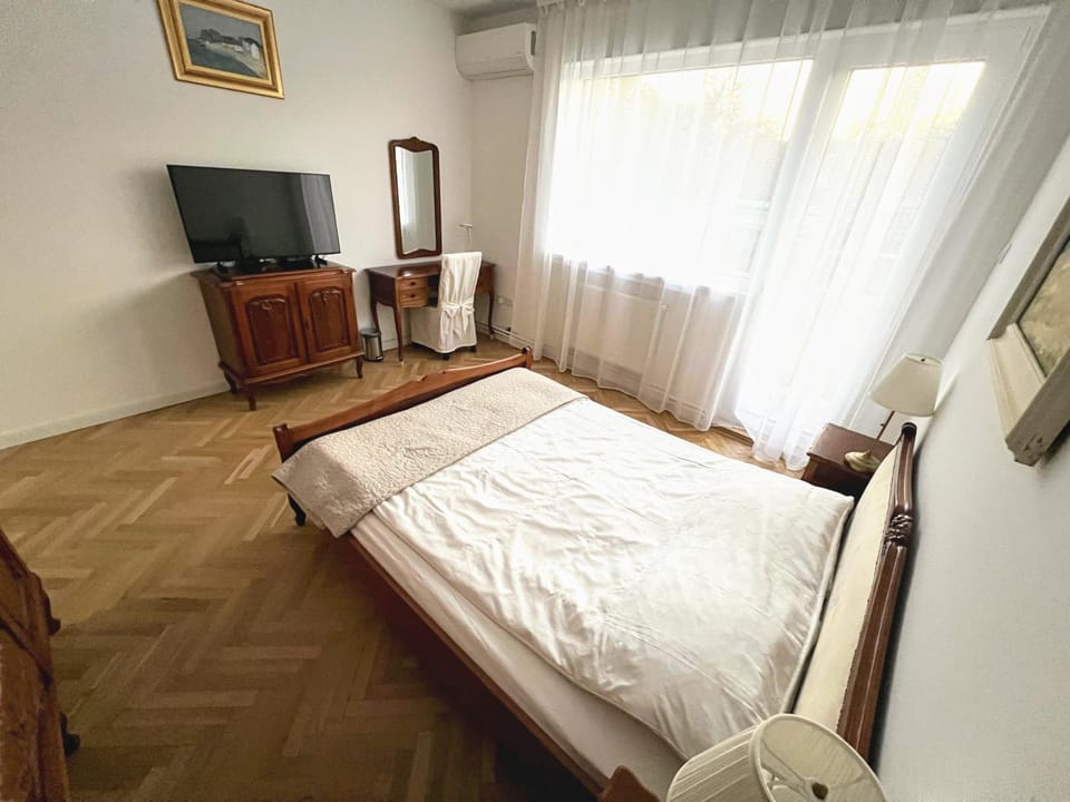 Bed, TV and multimedia, Photo of the whole room, Evening entertainment, Bedroom