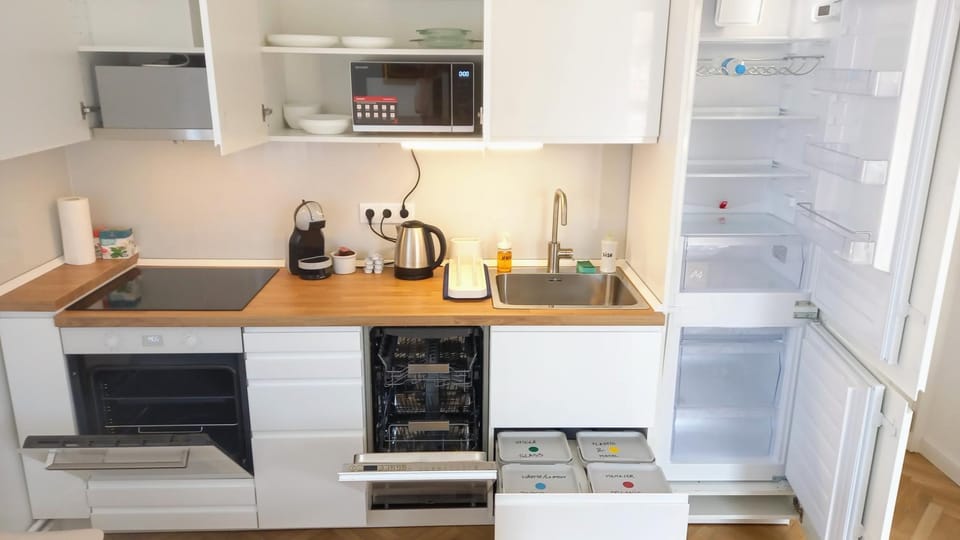 Coffee/tea facilities, Kitchen or kitchenette, dishwasher, microwave, oven, stove