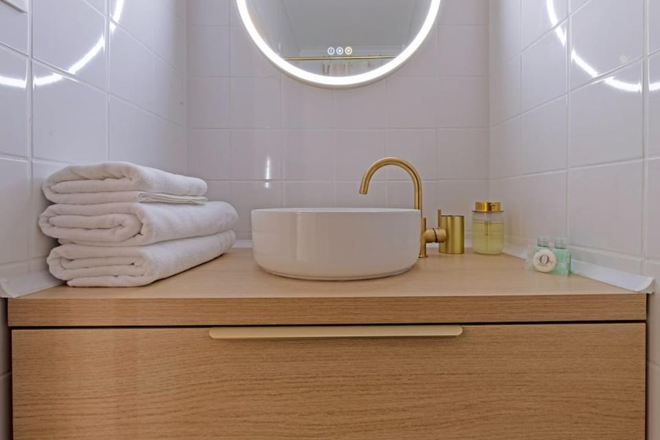Bathroom, towels
