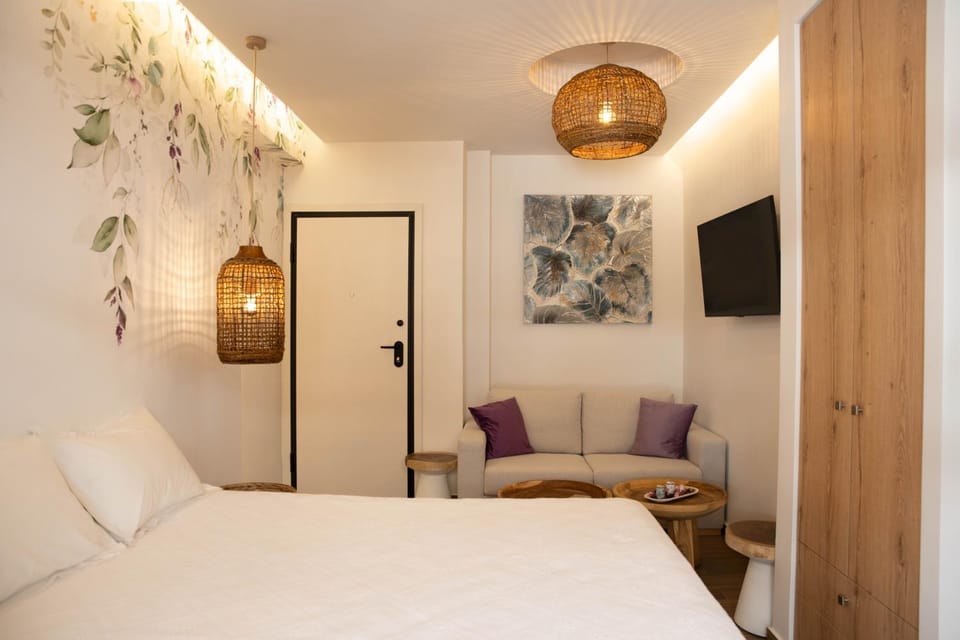 Bed, TV and multimedia, Living room, Photo of the whole room, Seating area, Bedroom, wardrobe