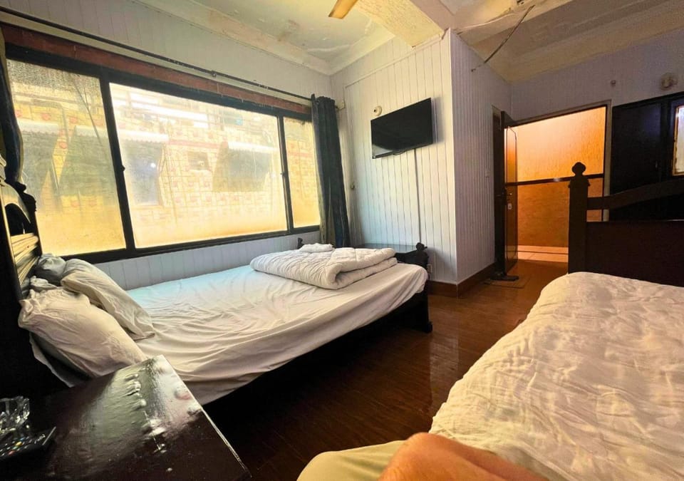 Bed, TV and multimedia, Bedroom, City view