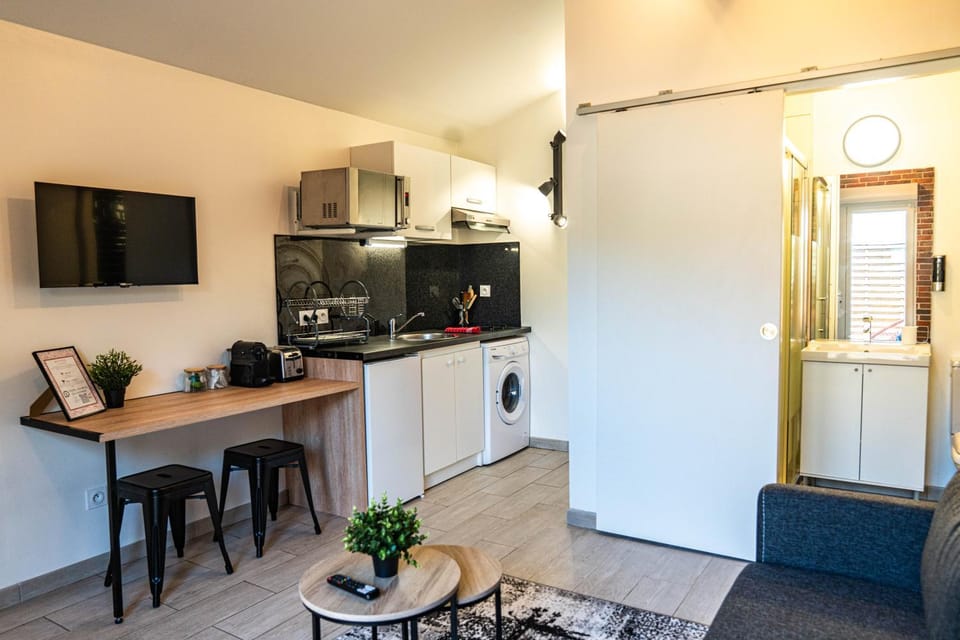 TV and multimedia, Kitchen or kitchenette, Dining area, stove, toaster