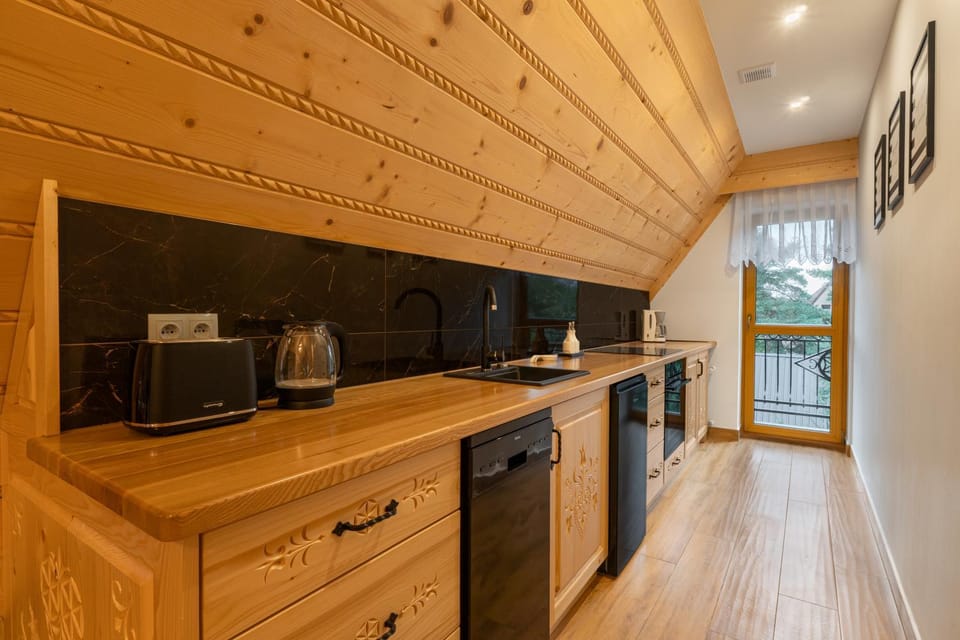 Coffee/tea facilities, Kitchen or kitchenette, dishwasher, stove, toaster