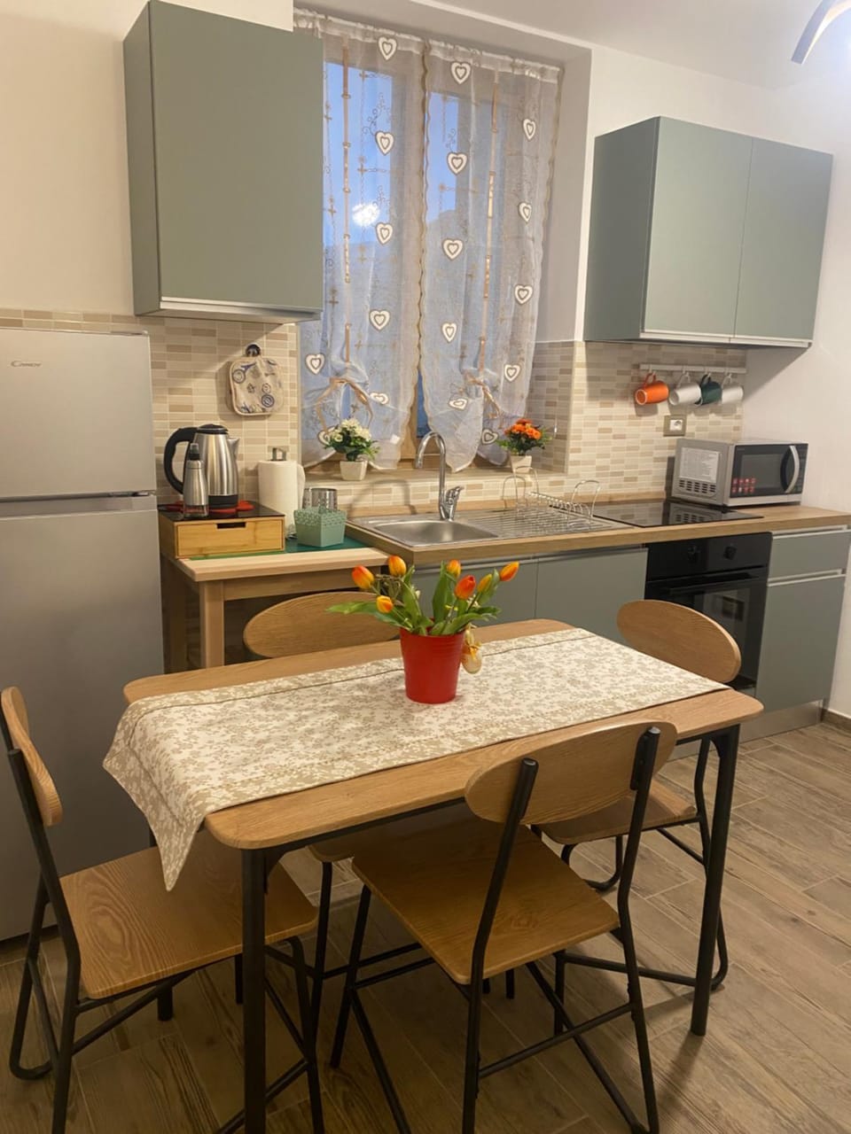 Kitchen or kitchenette, Dining area