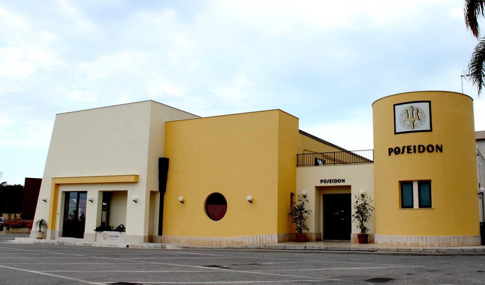 Restaurant/places to eat, Facade/entrance, Bird's eye view