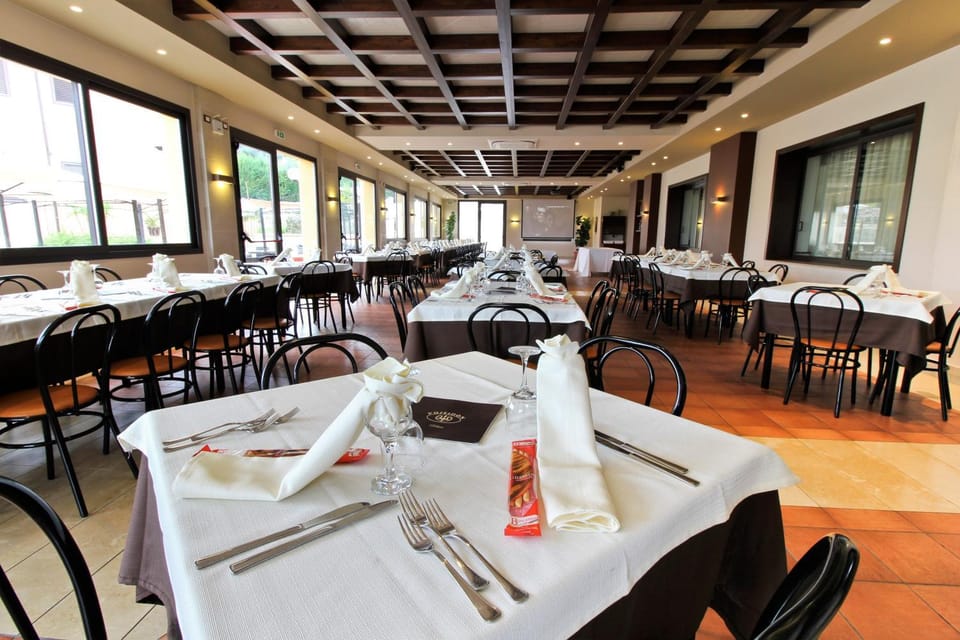 Restaurant/places to eat, Lunch, Dinner, Alcoholic drinks, Non alcoholic drinks