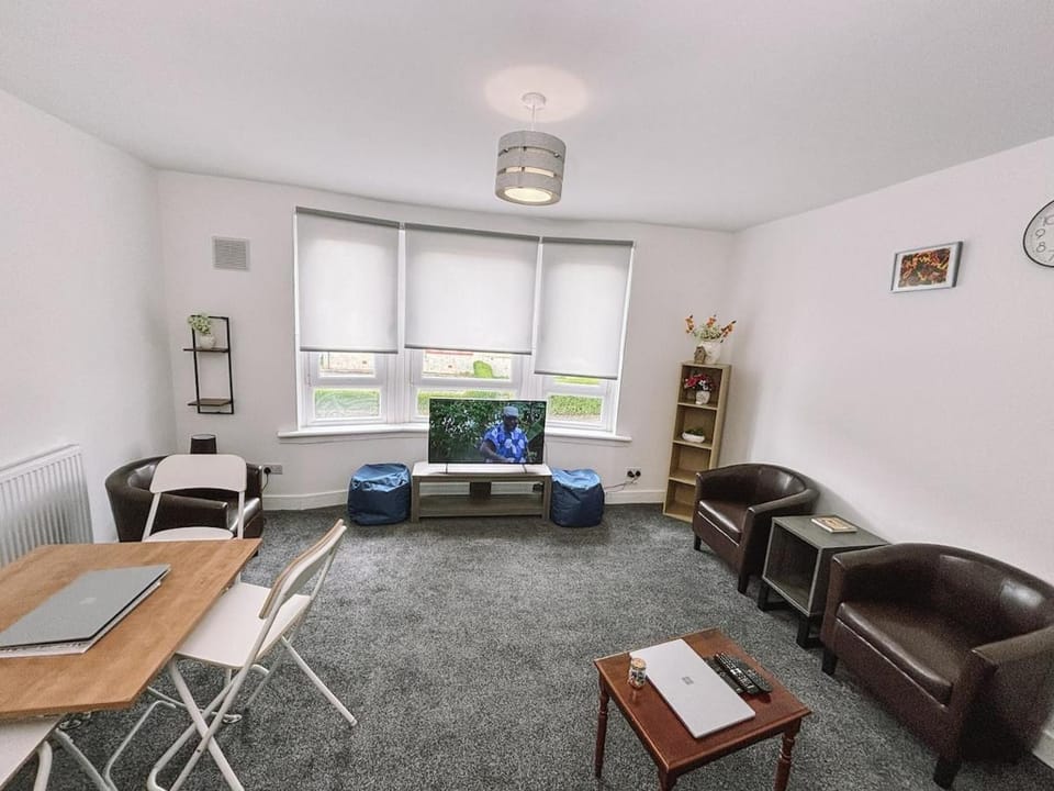 Itohan 3-bed Cottage Flat Apartment in England