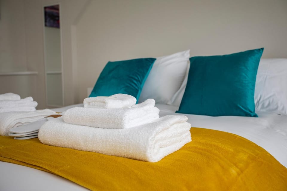 Bed, Bedroom, towels