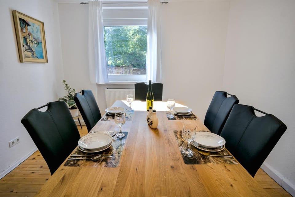 Seating area, Dining area, Food
