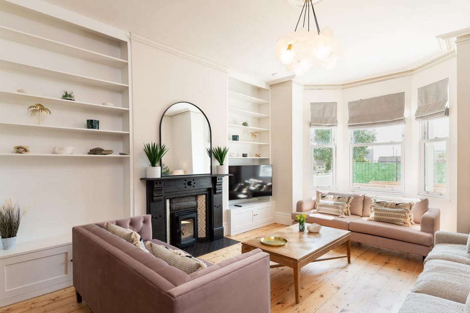 Stunning Townhouse by the sea, Hot Tub sleeps 17 House in Seaton