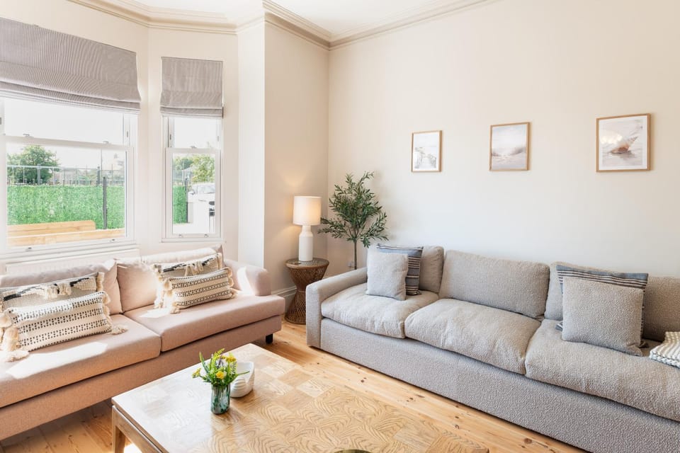 Stunning Townhouse by the sea, Hot Tub sleeps 17 House in Seaton