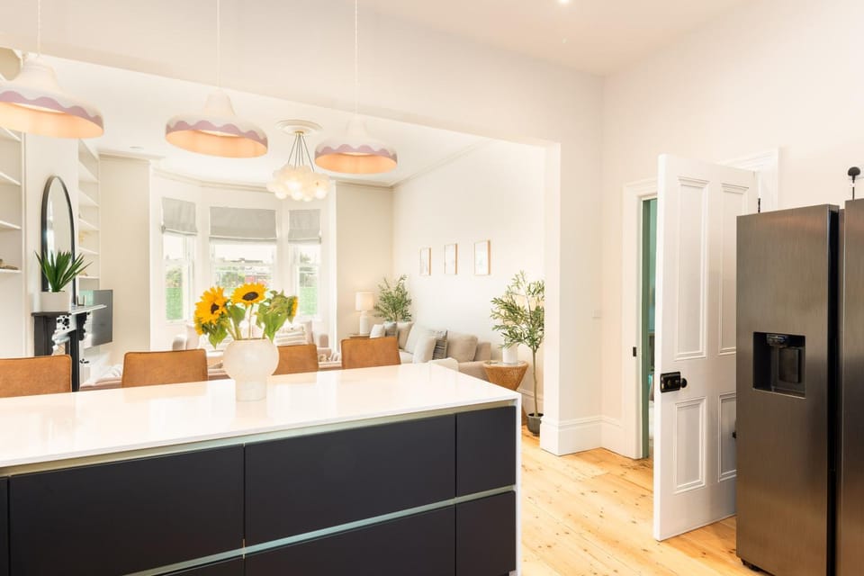 Stunning Townhouse by the sea, Hot Tub sleeps 17 House in Seaton