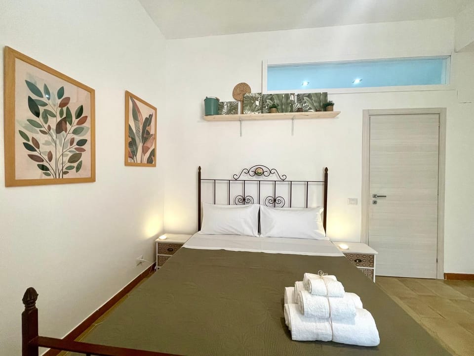 Bed, Bedroom, towels