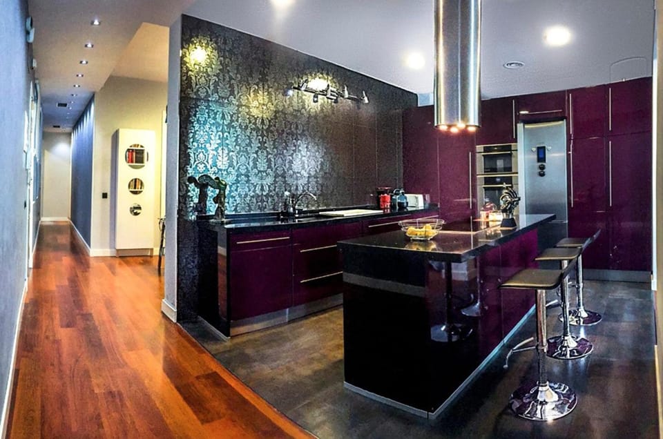 Coffee/tea facilities, Kitchen or kitchenette, Kitchen or kitchenette, Dining area, dishwasher, microwave, oven, stove