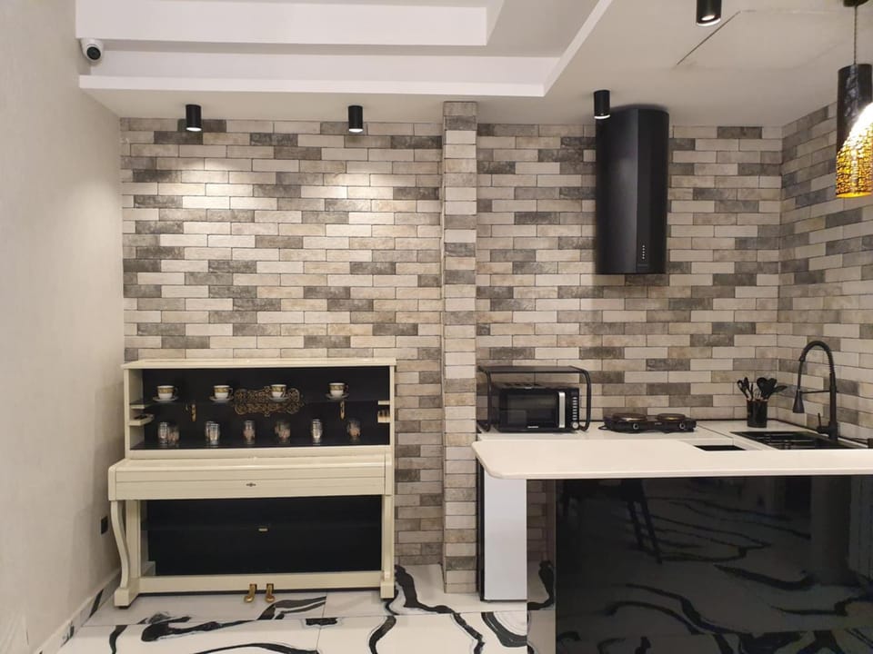 Kitchen or kitchenette, minibar, stove