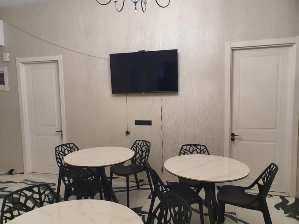Communal lounge/ TV room, TV and multimedia, Living room, Seating area, Dining area