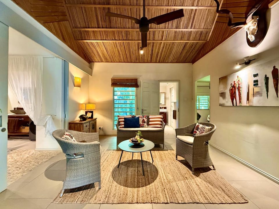 Communal lounge/ TV room, Living room, Seating area